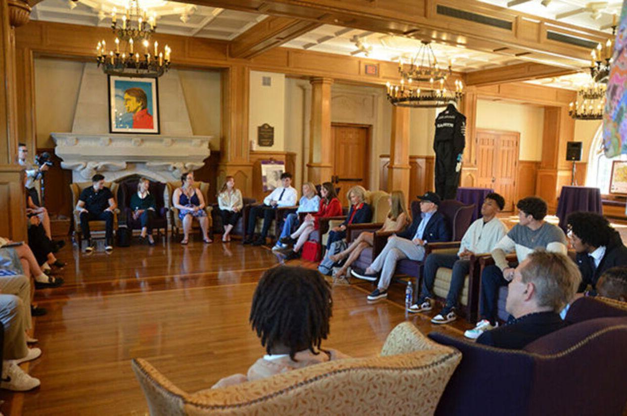 汤米, 安迪, 金妮, and Betsy 希尔费格 speak with 工商管理 students and Professor Alison Wolfe in Stephans Lounge in Meier Hall.