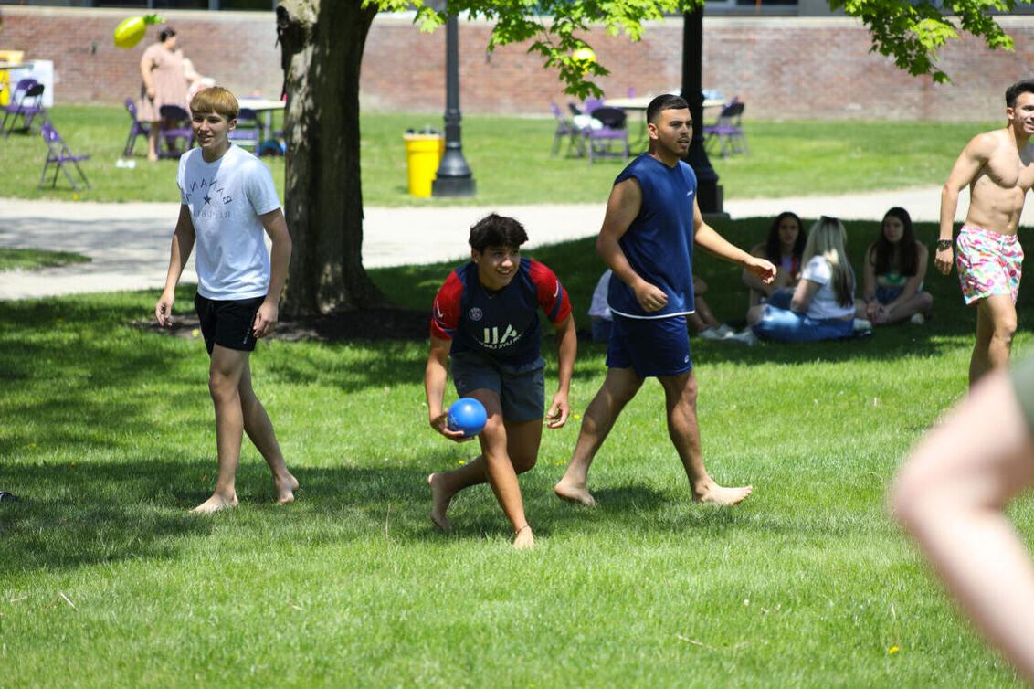 Students play water balloon dodge ball during 5月天